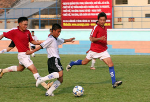 2010年第VI回運動会のサッカー競技：準決勝の2つの試合が決定された。