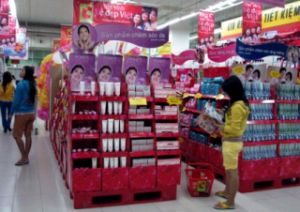 Buy cosmetics on the cheap in the program “To honor Vietnamese beauty” in Big C