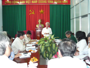 省国会代表团举行总结会议