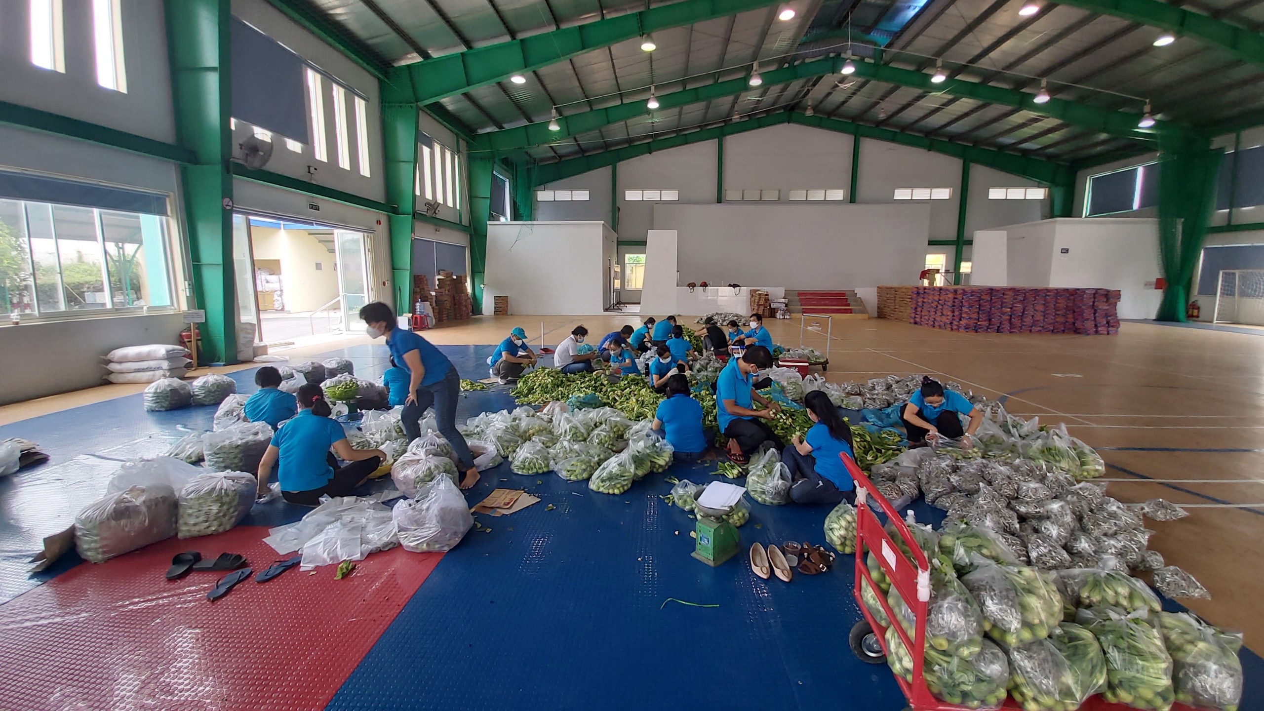 5.1-26-8-2021-tan soạn hàng hoá để tặng cho công nhân lao động.jpg