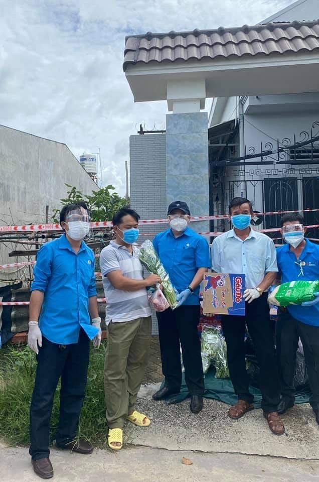 7.1-26-8-2021-tan Đại diện Liên đoàn Lao động tỉnh tặng quà.jpg