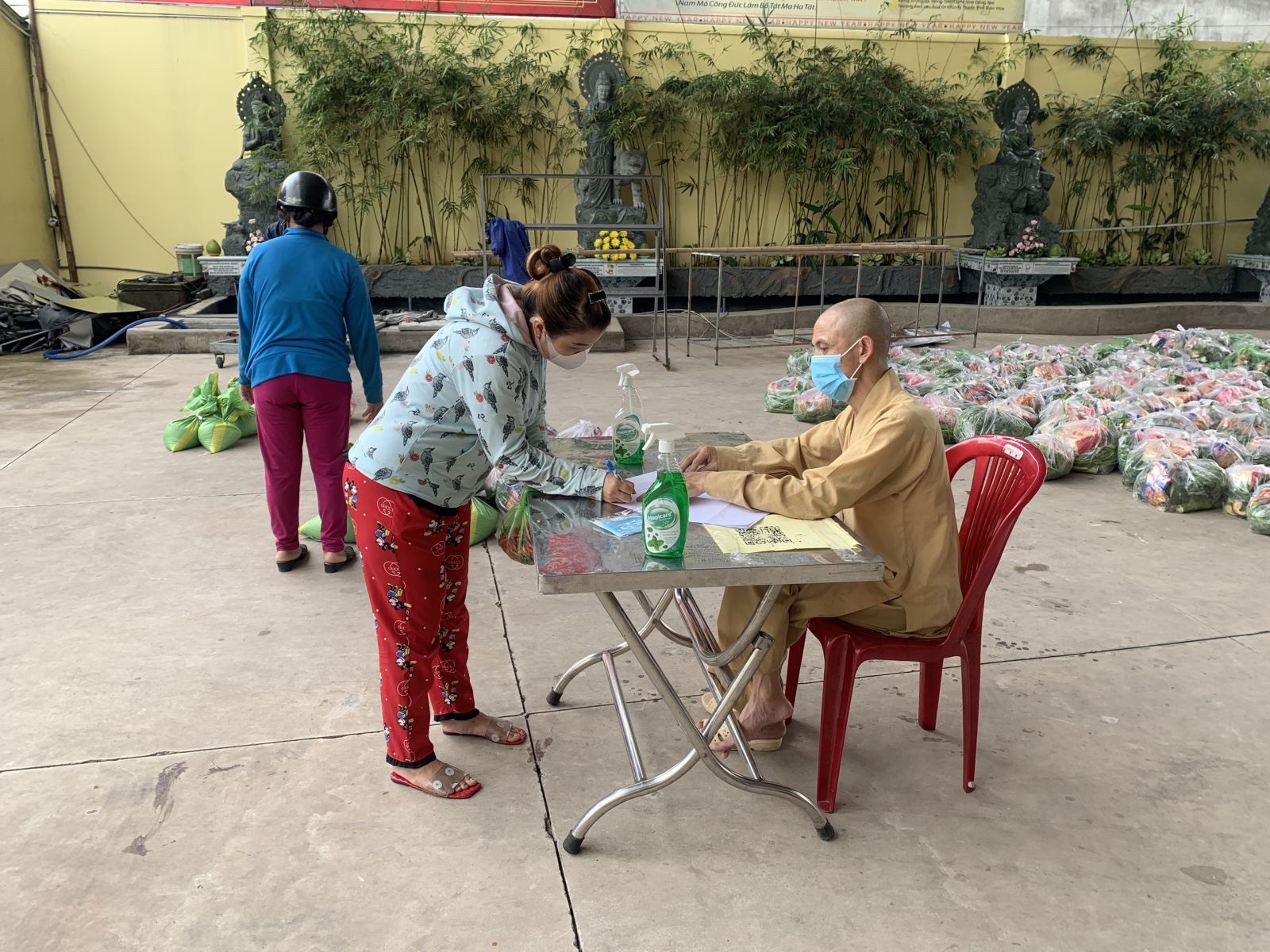 1.1 27-8-2021-tan Chùa Trúc Lâm Viên Nghiêm (TP.Biên Hòa) tặng quà cho người dân có hoàn cảnh khó khăn trong dịch bệnh.jpg