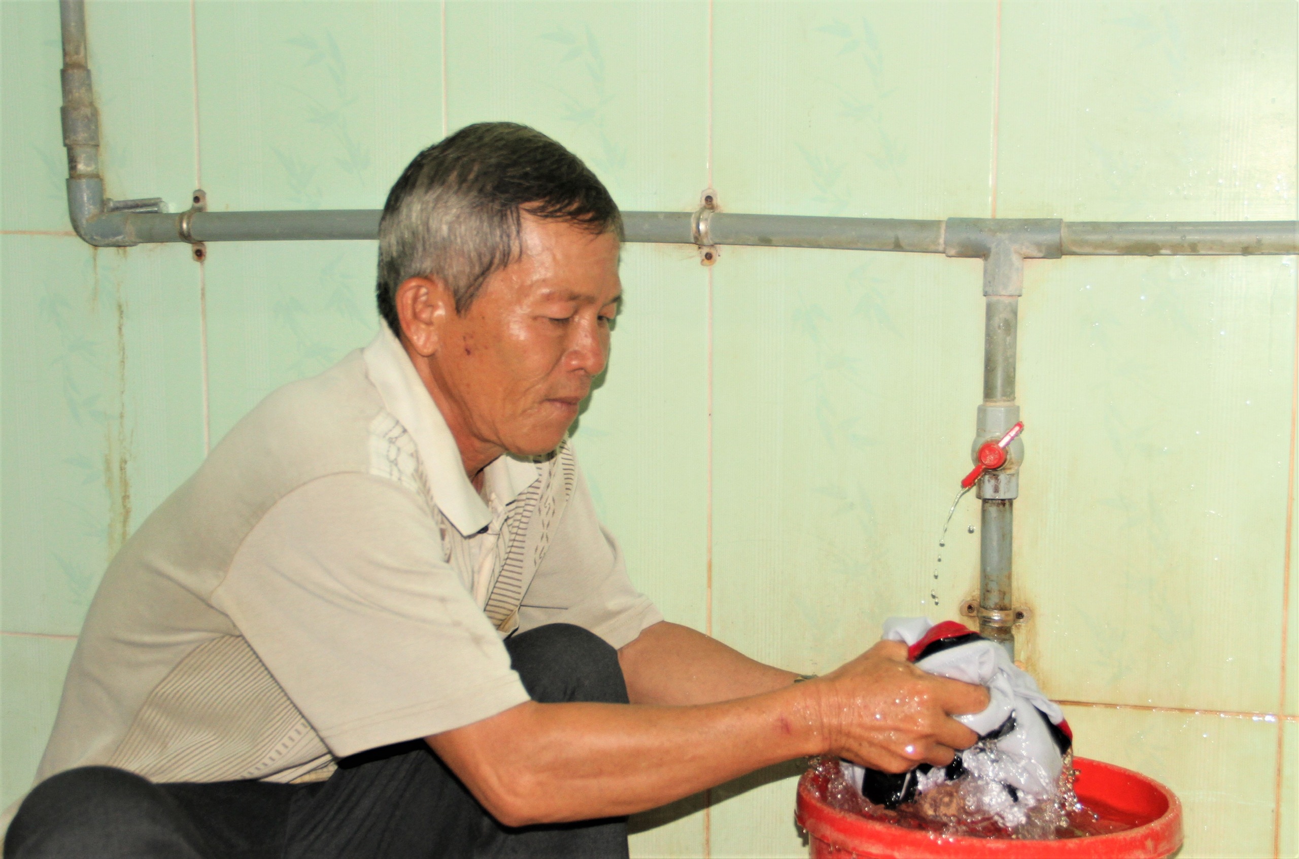 7.1 27-8-2021-tan người dân ngụ H.Cẩm Mỹ sử dụng nguồn nước sạch.jpg