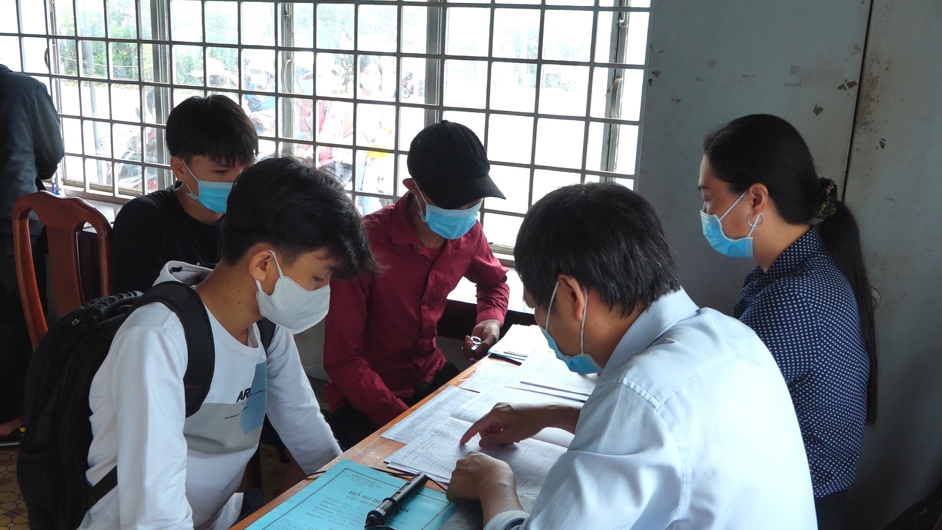 3.1-28-8-2021-tan Thí sinh nghe tư vấn tuyển sinh.jpg
