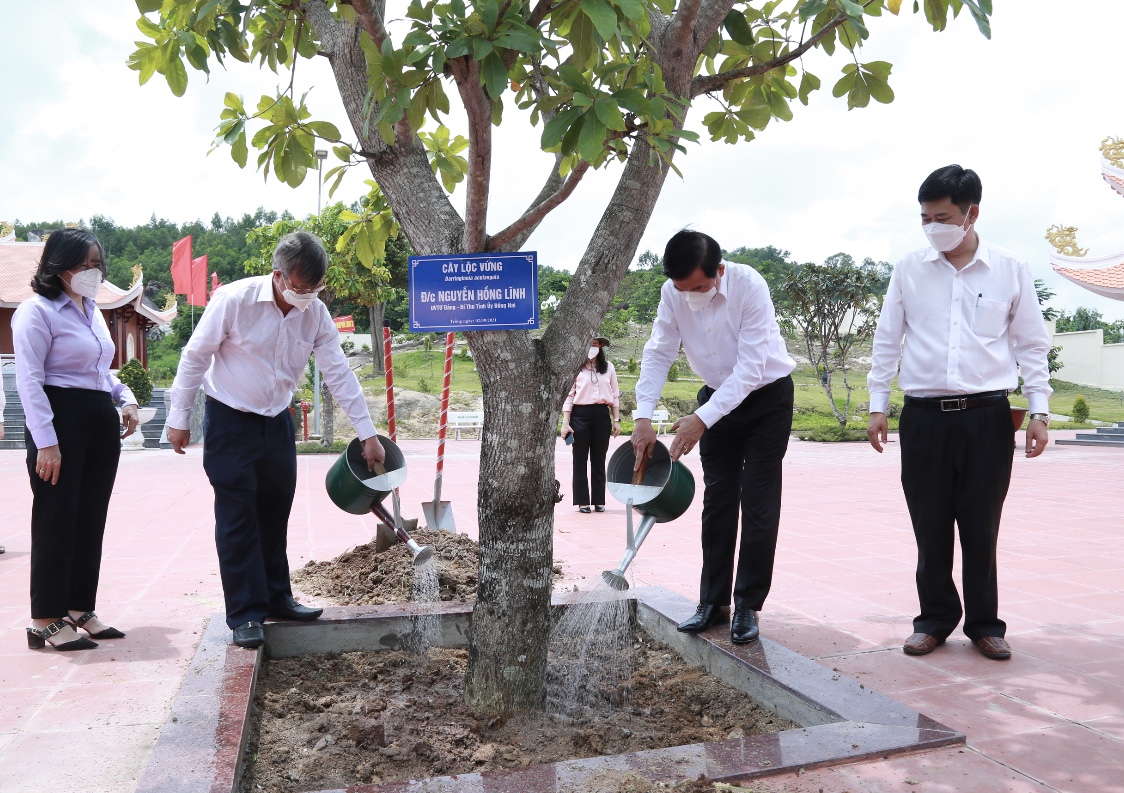 1.13 3-9-2021-tan trồng cây lưu niệm.jpg