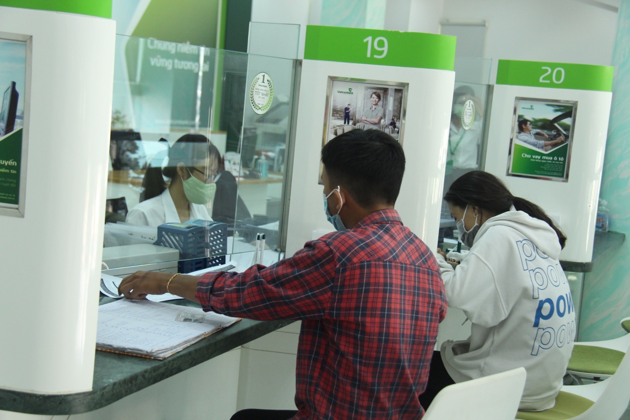 4.1 6-9-2021-tan Khách hàng đến giao dịch tại một ngân hàng thương mại cổ phần ở TP.Biên Hòa.jpg