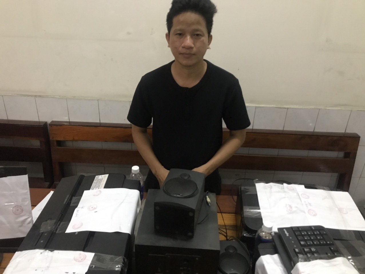 10-3 Làm giấy tờ giả, đi tù thật.jpg