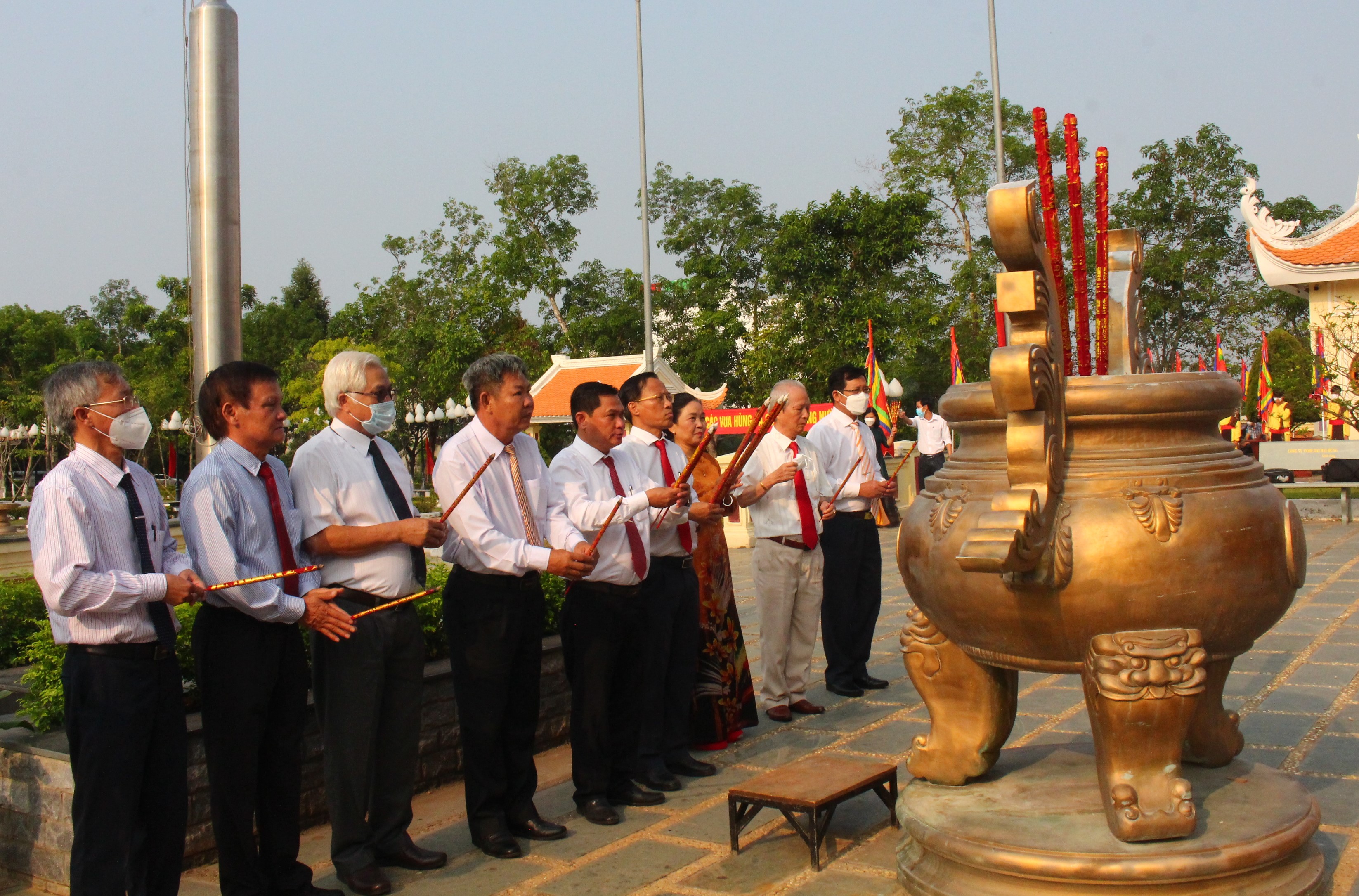 10-4 Các tầng lớp nhân dân Đồng Nai dâng hương trong Lễ giỗ Tổ Hùng Vương năm 2022-2.JPG