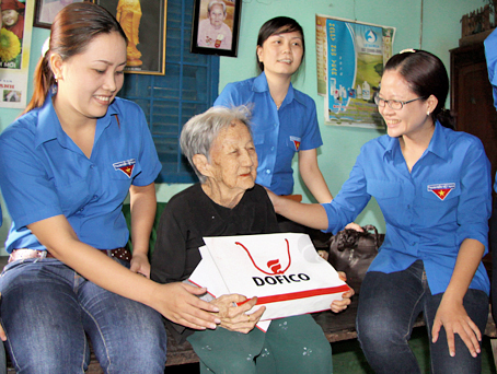 Đoàn viên thanh niên Báo Đồng Nai và Tổng công ty công nghiệp thực phẩm Đồng Nai (Dofico) thăm mẹ Việt Nam anh hùng tại huyện Long Thành.