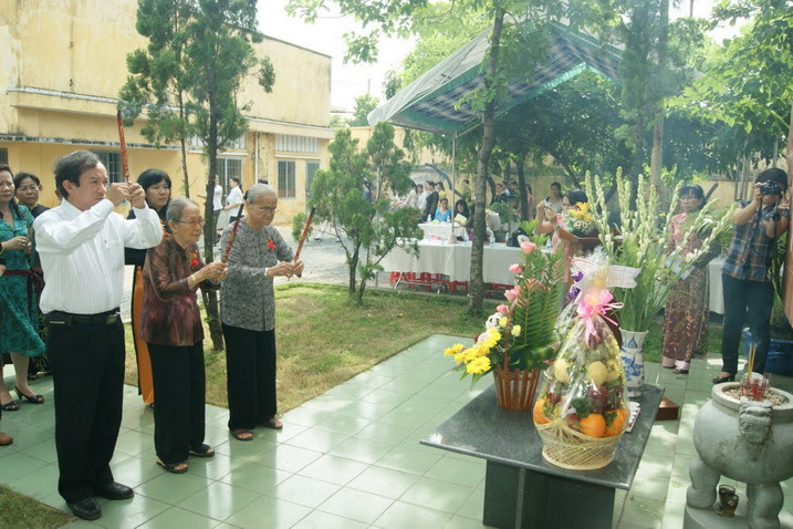 24.7-Dâng hương tưởng niệm tại Khu di tích Nhà lao Tân Hiệp.jpg