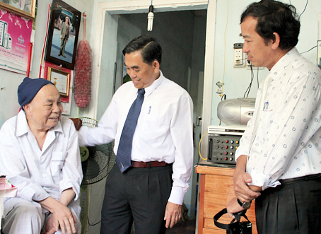 23.7- lanh dao tinh hoi tham cha liet si.jpg