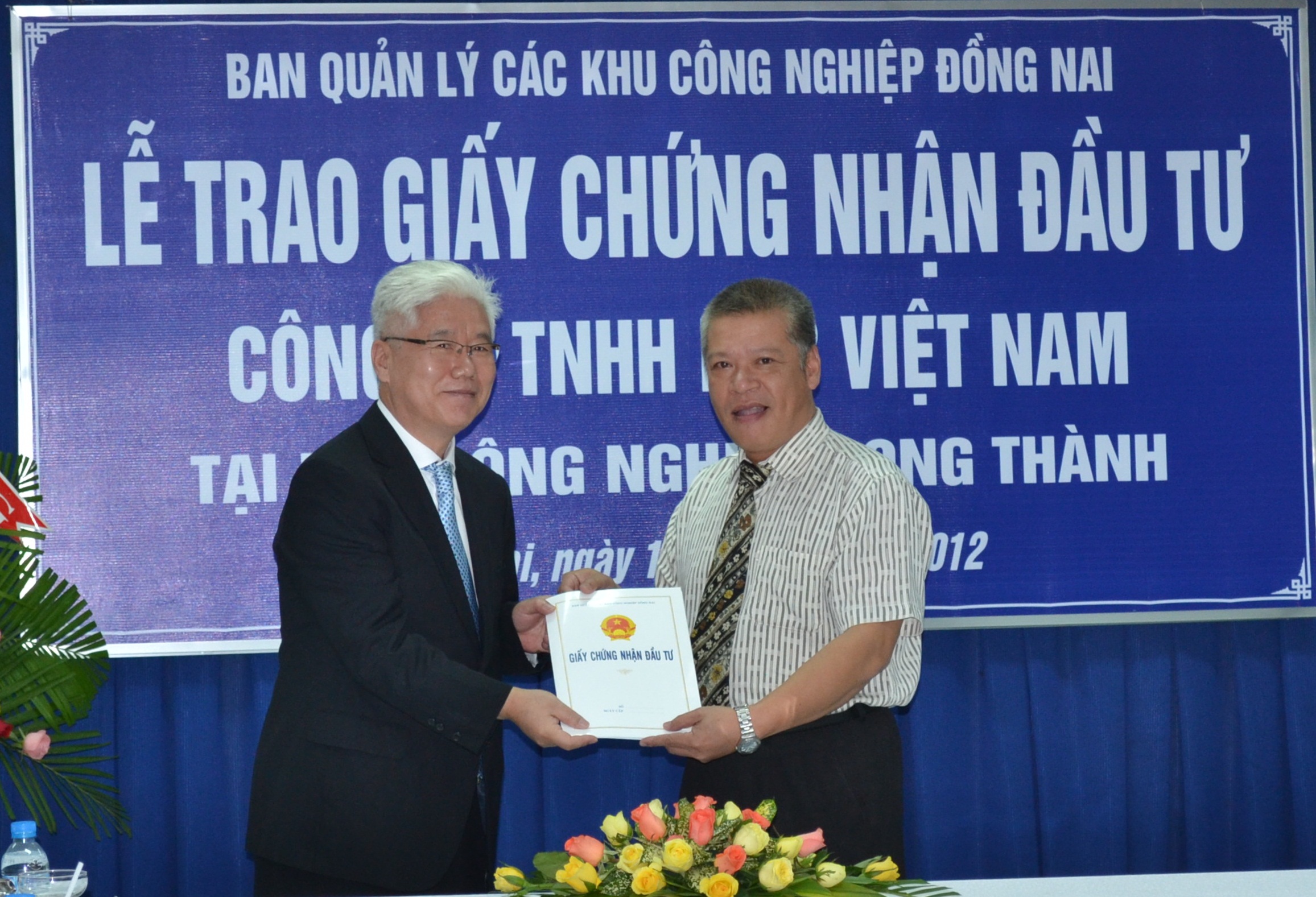 Trao giay phep dau tu.jpg