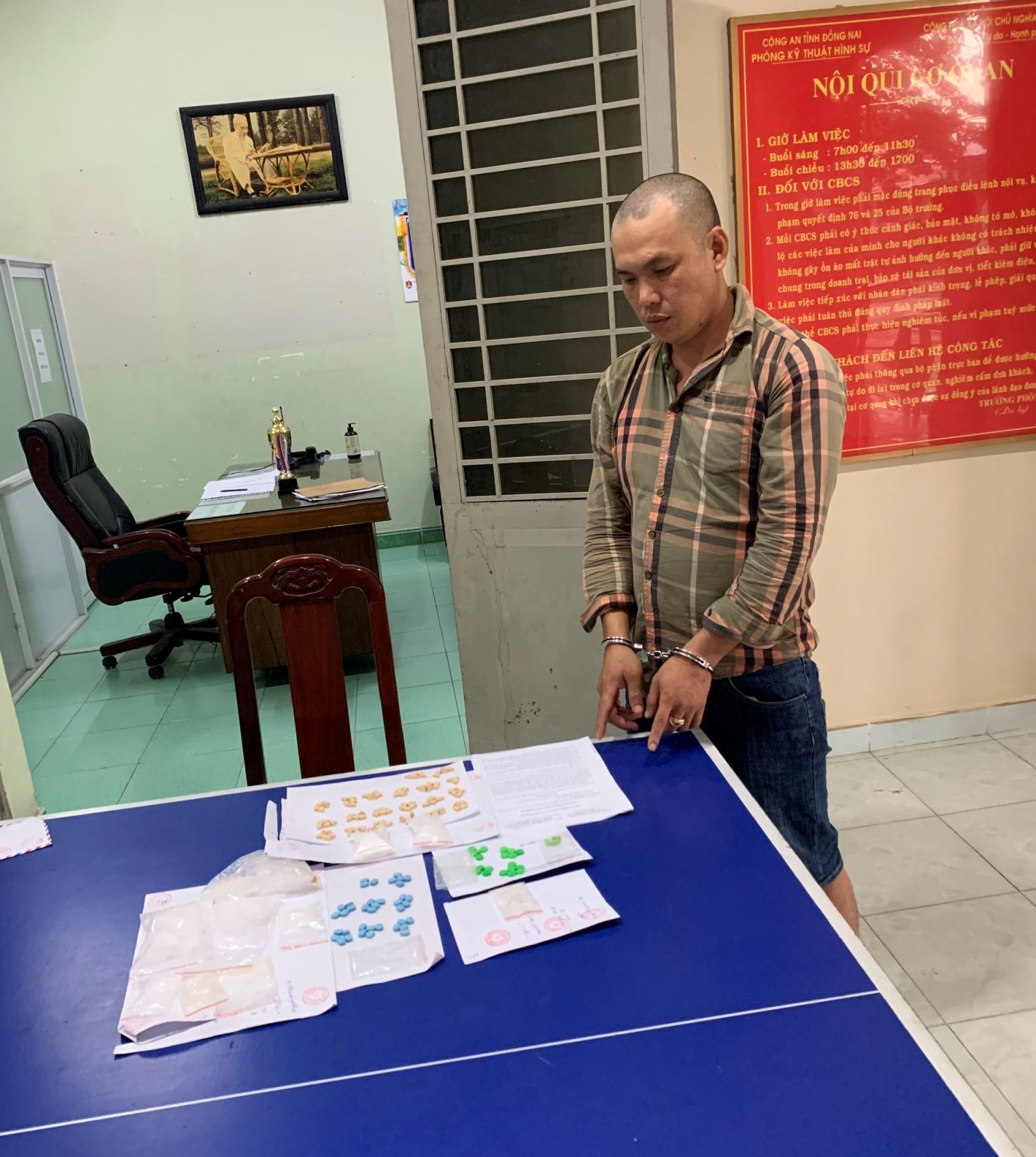 10-9 Sa lưới vì buôn ma túy-1.jpg