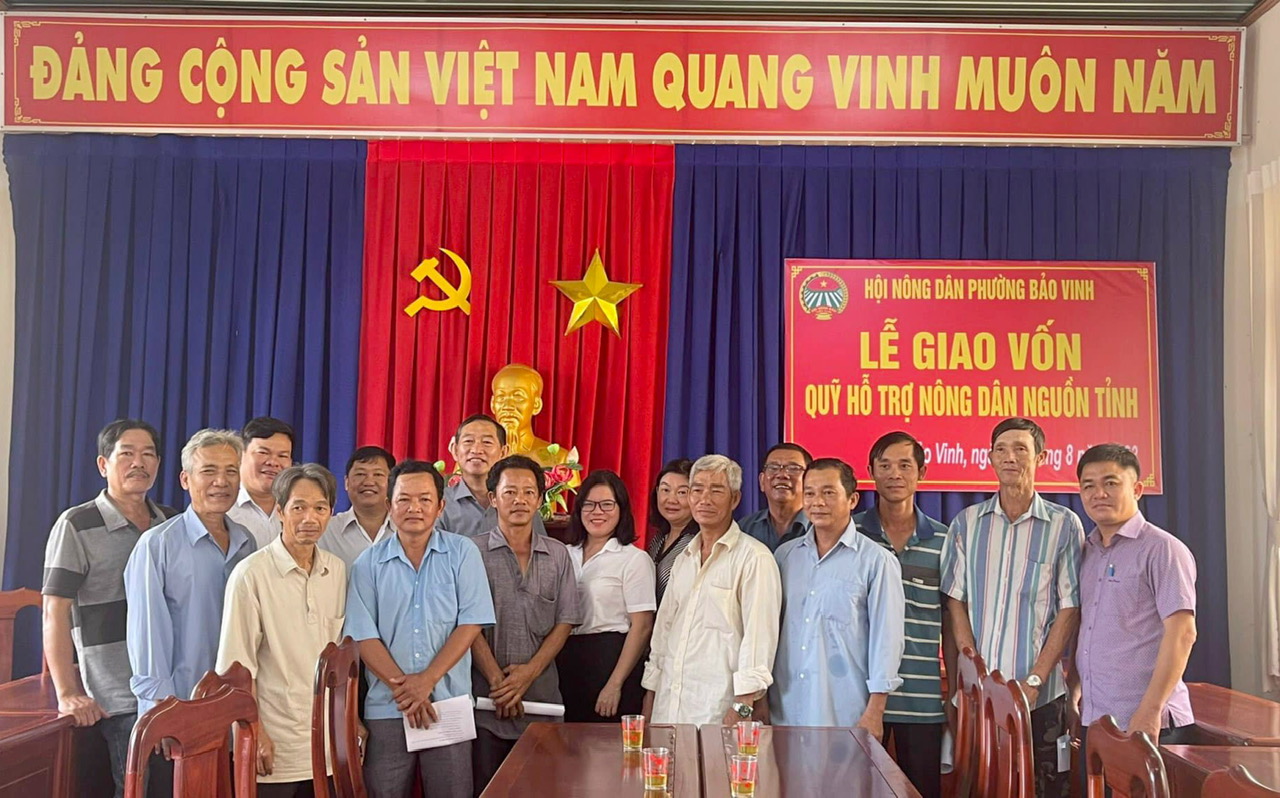 1.9-trao vốn cho nông dân.jpg