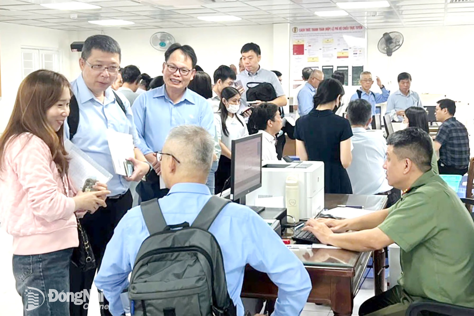 Nhiều người nước ngoài đến làm thủ tục cấp tài khoản định danh điện tử tại Phòng Quản lý xuất nhập cảnh Công an tỉnh. Ảnh: H.B