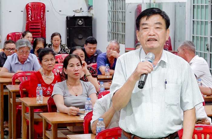 Cử tri khu phố số 1 phát biểu ý kiến tại hội nghị.