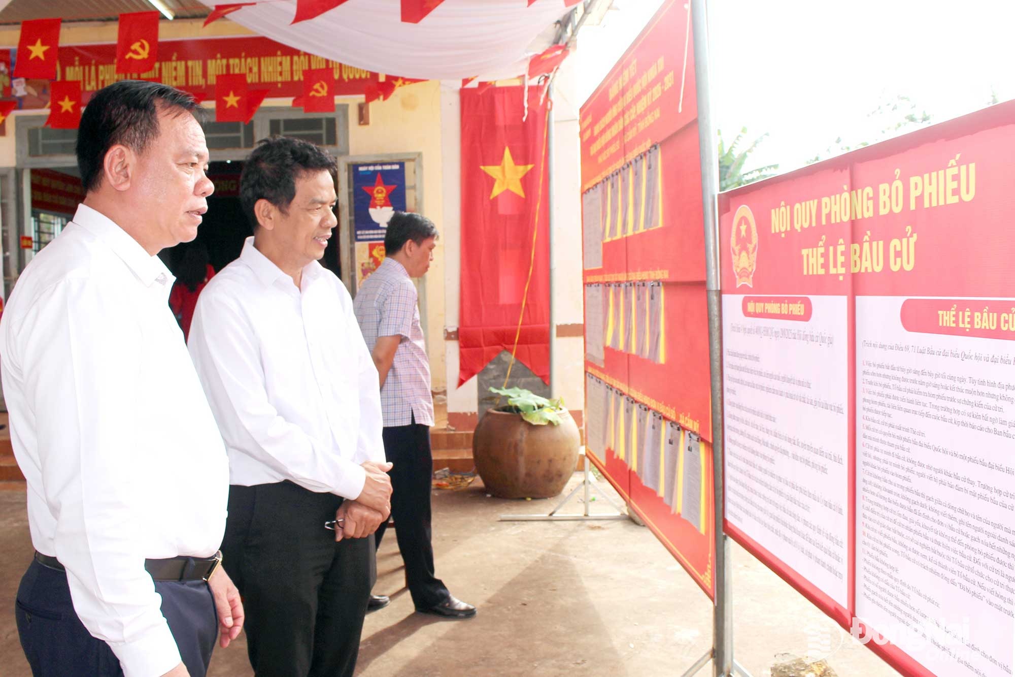 Đồng chí Võ Tấn Đức, Phó Bí thư Tỉnh ủy và đồng chí Trần Trung Nhân, Ủy viên Ban Thường vụ Tỉnh ủy, Chủ nhiệm Ủy ban Kiểm tra Tỉnh ủy kiểm tra khu vực niêm yết nội quy phòng bỏ phiếu, thể lệ bầu cử. Ảnh: Hồ Thảo