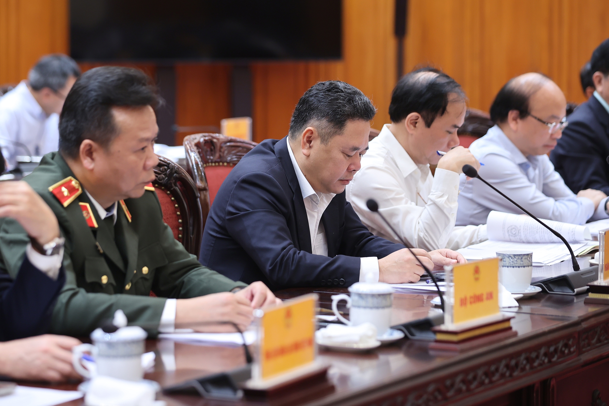 8 17739814738111905380648