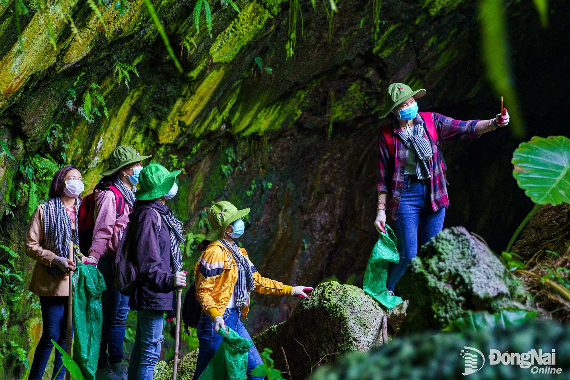 du khach den tham quan kham pha hang doi ap phu loc 18 tan phu 20260331150411 20260331180904