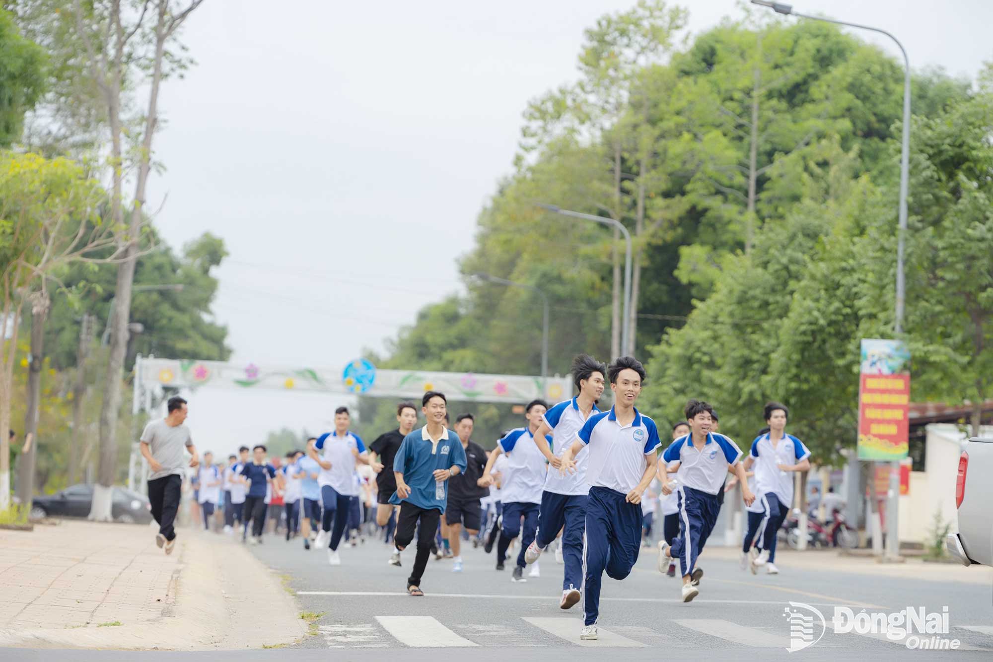 nguoi dan tan phu tich cuc tham gia ngay chay olymbic vi suc khoe toan dan vi an ninh to quoc nam 2026 20260331150931 20260331180904
