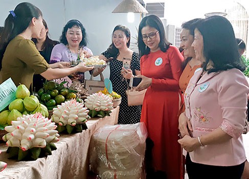 hinh phụ nữ góp phần quảng bá du lịch.jpg